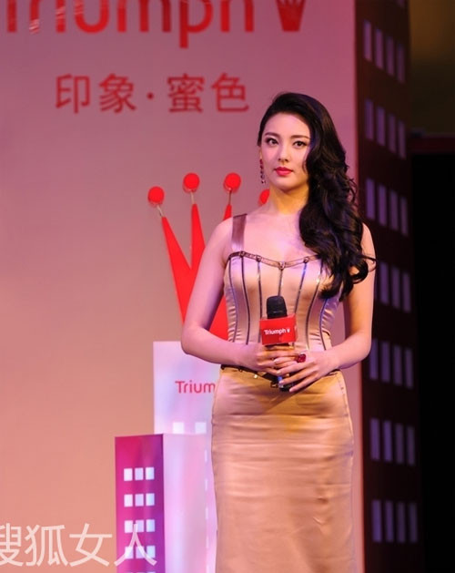 Trương Vũ Kỳ với gương mặt xinh tươi trái ngược hẳn với chiếc váy nhăn nhúm Trương Vũ Kỳ với gương mặt xinh tươi trái ngược hẳn với chiếc váy nhăn nhúm