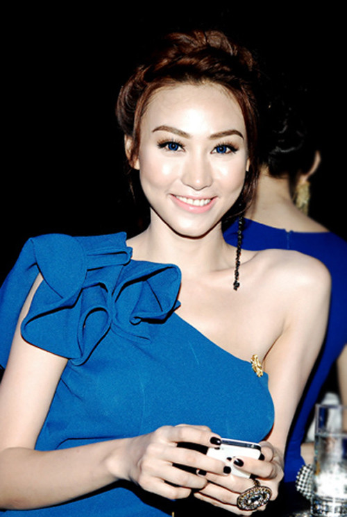 Kính áp tròng màu xanh nước biển khiến gương mặt của Ngân Khánh vốn đã thiếu tự nhiên càng trở nên khó nhìn. Nhìn cứ như thể cô là người đến từ hành tinh khác. Kính áp tròng màu xanh nước biển khiến gương mặt của Ngân Khánh vốn đã thiếu tự nhiên càng trở nên khó nhìn. Nhìn cứ như thể cô là người đến từ hành tinh khác.