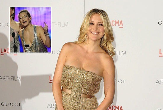 Kate Hudson mải mê trò chuyện trên sân khấu và không biết mình bị hớ hênh