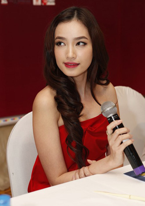 Trúc Diễm sẽ hoàn hảo hơn nếu đôi chân mày không bị tô vẽ quá rậm như thế này. Chân mày to bản khiến cho gương mặt của người đẹp bớt đi vẻ thanh thoát và sáng sủa. Trúc Diễm sẽ hoàn hảo hơn nếu đôi chân mày không bị tô vẽ quá rậm như thế này. Chân mày to bản khiến cho gương mặt của người đẹp bớt đi vẻ thanh thoát và sáng sủa.