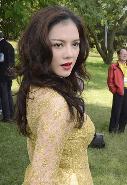 Lý Nhã Kỳ rất cầu kỳ trong việc ăn mặc và trang điểm nhưng lại vô cùng cẩu thả trong việc tút tát mái tóc. Dù ăn mặc có sang trọng đến đâu thì mái tóc thiếu sức sống và lòe xòe vô tổ chức này cũng khiến cô mất điểm Lý Nhã Kỳ rất cầu kỳ trong việc ăn mặc và trang điểm nhưng lại vô cùng cẩu thả trong việc tút tát mái tóc. Dù ăn mặc có sang trọng đến đâu thì mái tóc thiếu sức sống và lòe xòe vô tổ chức này cũng khiến cô mất điểm