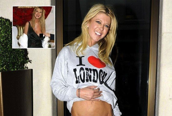 Tara Reid tươi cười và không hay biết một bên dây váy tụt xuống