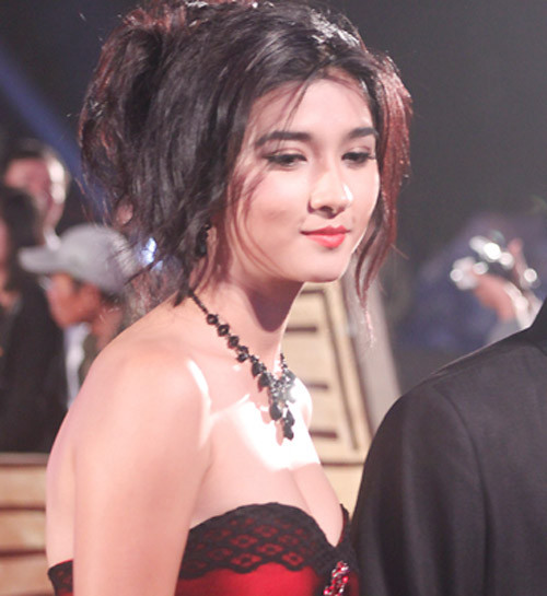 Sở hữu gương mặt đẹp của hiếm nhưng Kim Tuyến lại không biết chăm chút cho nhan sắc của mình. Bằng chứng là đi dự sự kiện cả triệu người quan tâm mà cô dám để mái tóc tổ quạ như thế này. Sở hữu gương mặt đẹp của hiếm nhưng Kim Tuyến lại không biết chăm chút cho nhan sắc của mình. Bằng chứng là đi dự sự kiện cả triệu người quan tâm mà cô dám để mái tóc tổ quạ như thế này.