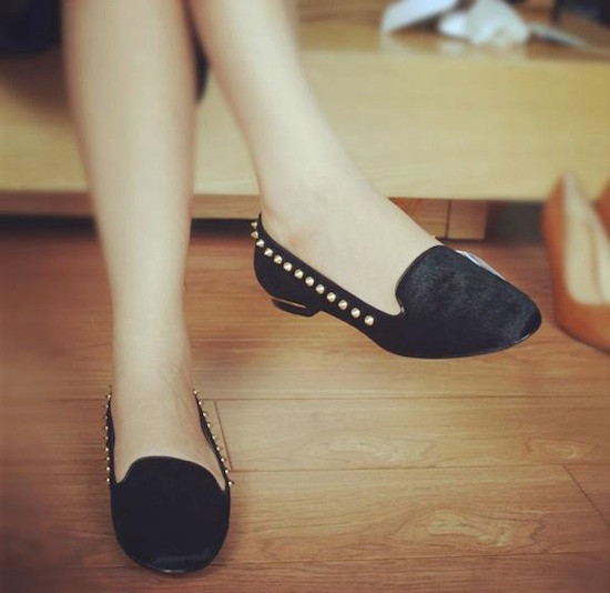 Tuy nhiên nhiều hãng cũng đã hướng tới các thiết kế thân thiện hơn với lông nhân tạo, lông cừu hay lông của một số con vật khác, và mới đây nhất là xu hướng giày/dép bằng lông ngựa.