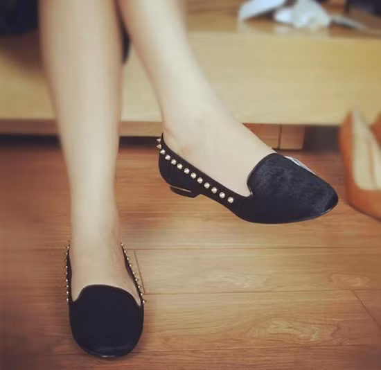 Tuy nhiên nhiều hãng cũng đã hướng tới các thiết kế thân thiện hơn với lông nhân tạo, lông cừu hay lông của một số con vật khác, và mới đây nhất là xu hướng giày/dép bằng lông ngựa.