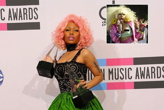 Bộ ngực khủng của Nicki Minaj như đang sắp nhảy ra ngoài vì chiếc áo mặc quá nhỏ so với ngực bự