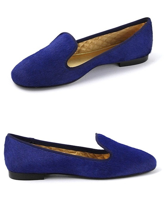 Nếu bảo quản không cẩn thận, bạn sẽ khiến cho đôi giày của mình bị xổ lông, thậm chí là hỏng màu nữa đấy. Bạn nên dùng một chiếc bàn chải bằng cọ thật mềm chải lớp lông theo hướng tự nhiên của chúng để vệ sinh sạch sẽ, tuyệt đối không sử dụng các loại hóa chất hay thuốc tẩy và tránh xa những nơi có nhiệt độ cao.