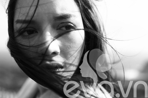 Cận cảnh mí mắt to lộ rõ sự bất thường của Lý Nhã Kỳ.