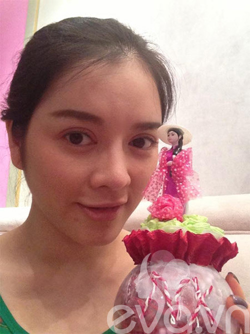 Xuất hiện trong những bức hình chụp cận mặt, Lý Nhã Kỳ lộ rõ mí mắt to bất thường so với trước đây. Thậm chí có nguồn tin còn khẳng định, vết sẹo dao kéo trên mắt Lý Nhã Kỳ rất rõ khi trang điểm mờ nhạt. Trước đây, cô cũng bị nghi ngờ nâng ngực bởi vòng 1 căng phồng chỉ sau một thời gian ngắn. Người đẹp vẫn chọn cách im lặng trước mọi tin đồn phẫu thuật thẩm mỹ, thêm nghi án cắt mí khiến khán giả càng đặt câu hỏi về vẻ đẹp tự nhiên của Lý Nhã Kỳ. Vốn sở hữu đôi mắt to nhưng có thể do cắt mí, nữ diễn viên trở nên "ăn hình" hơn, "Tây" hơn.