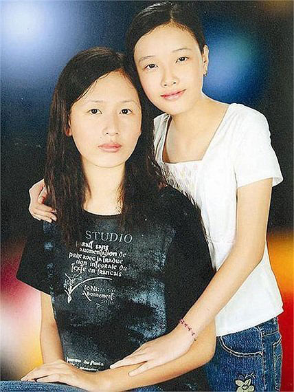 Ngắm nhìn dung nhan của 2 cô gái giản dị này, chẳng ai ngờ rằng họ sẽ trở thành một trong những mỹ nhân lớn của làng giải trí Việt Nam Ngắm nhìn dung nhan của 2 cô gái giản dị này, chẳng ai ngờ rằng họ sẽ trở thành một trong những mỹ nhân lớn của làng giải trí Việt Nam