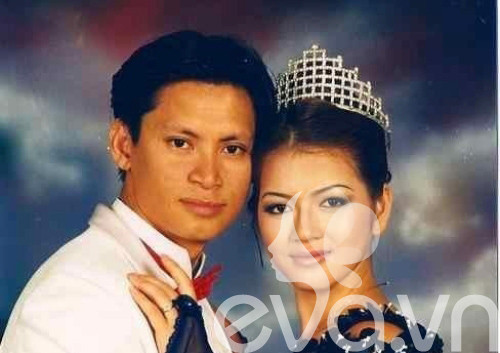 Lý Nhã Kỳ được biết đến như một diễn viên nổi tiếng với nhan sắc mặn mà, "phồn thực" và một bà chủ tiệm kim cương giàu có. Cô cũng rất thành công khi đảm nhiệm vai trò Đại sứ du lịch Việt Nam. Thường xuyên diện trang phục khoe ngực và đeo nhiều trang sức khiến cô bị gắn mác khoe mẽ, thiếu tinh tế.