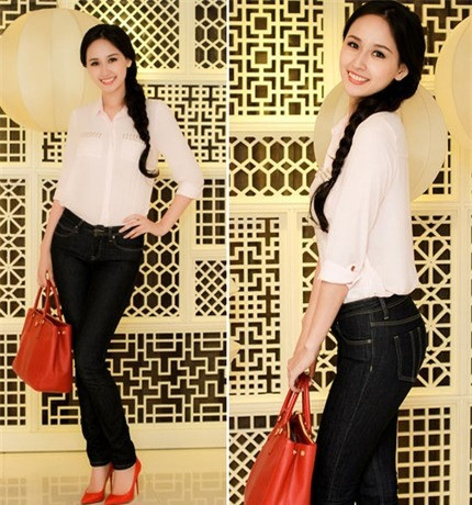 Chỉ với áo sơ mi, quần jeans kết hợp túi xách, giày màu đỏ cùng mái tóc tết dịu dàng, Hoa hậu Mai Phương Thuý nhận được rất nhiều lời khen ngợi của những nMỹ gười xung quanh. Chỉ với áo sơ mi, quần jeans kết hợp túi xách, giày màu đỏ cùng mái tóc tết dịu dàng, Hoa hậu Mai Phương Thuý nhận được rất nhiều lời khen ngợi của những nMỹ gười xung quanh.