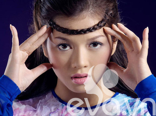 Vốn sở hữu đôi mắt to, mí trên hơi sụp - đây cũng là đặc trưng của người Việt.