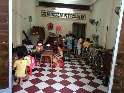 Số học sinh học thêm ở tầng trệt, với cô N.T.N.L. vào chiều ngày 9/1, nhiều học sinh chưa đến (ảnh: P.L)