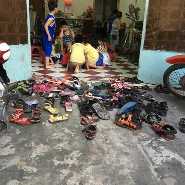 Nhìn vào số giày dép cũng có thể thấy học sinh đến học ở đây là nhiều như thế nào (ảnh: P.L)