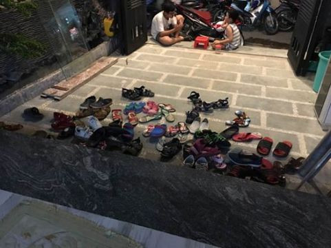 Dép học sinh để ở tầng trệt ở địa chỉ 391/150 đường Trần Hưng Đạo, phường Cầu Kho (ảnh: P.L)
