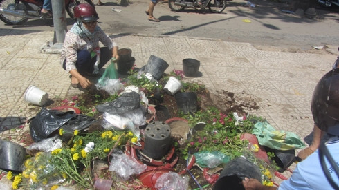 Nhiều tiểu thương sẵn sàng đập bỏ đi sản phẩm của mình để đề phòng tình trạng "hôi của" sau 12h trưa (ảnh: P.L)