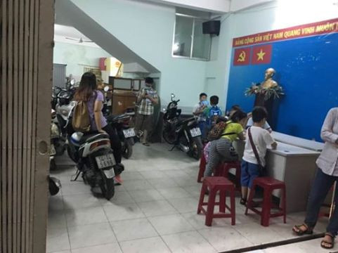 Nếu học sinh nào chưa có người đón sẽ được ngồi chờ bên trong trung tâm, giáo viên quản lý (ảnh: P.L) Nếu học sinh nào chưa có người đón sẽ được ngồi chờ bên trong trung tâm, giáo viên quản lý (ảnh: P.L)