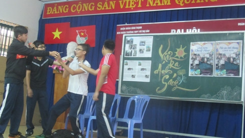 Một sản phẩm khác là tiểu phẩm do chính học sinh lên ý tưởng, dàn dựng thực hiện (ảnh: P.L) Một sản phẩm khác là tiểu phẩm do chính học sinh lên ý tưởng, dàn dựng thực hiện (ảnh: P.L)
