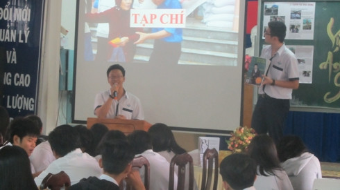 Học sinh khối 11 thuyết trình về nội dung cuốn tạp chí mà mình vừa thực hiện được (Ảnh: P.L) Học sinh khối 11 thuyết trình về nội dung cuốn tạp chí mà mình vừa thực hiện được (Ảnh: P.L)