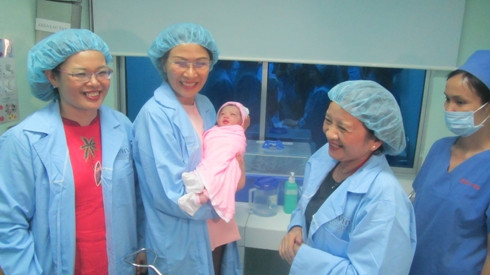 Phó Chủ tịch UBND TP.Hồ Chí Minh Nguyễn Thị Thu đến thăm công dân đầu tiên trong năm mới (ảnh: P.L) Phó Chủ tịch UBND TP.Hồ Chí Minh Nguyễn Thị Thu đến thăm công dân đầu tiên trong năm mới (ảnh: P.L)