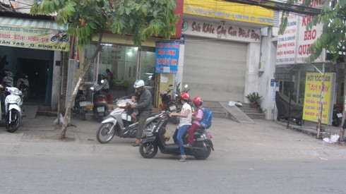 Phụ huynh tấp nập đến đón con em đi học thêm ở Trung tâm luyện chữ đẹp Ánh Việt chiều 5/1 (ảnh: P.L) Phụ huynh tấp nập đến đón con em đi học thêm ở Trung tâm luyện chữ đẹp Ánh Việt chiều 5/1 (ảnh: P.L)