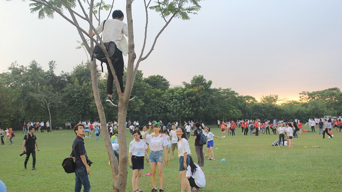 Nháy "có tâm" trèo lên cả ngọn cây để chụp ảnh (Ảnh: Vũ Ninh) Nháy "có tâm" trèo lên cả ngọn cây để chụp ảnh (Ảnh: Vũ Ninh)