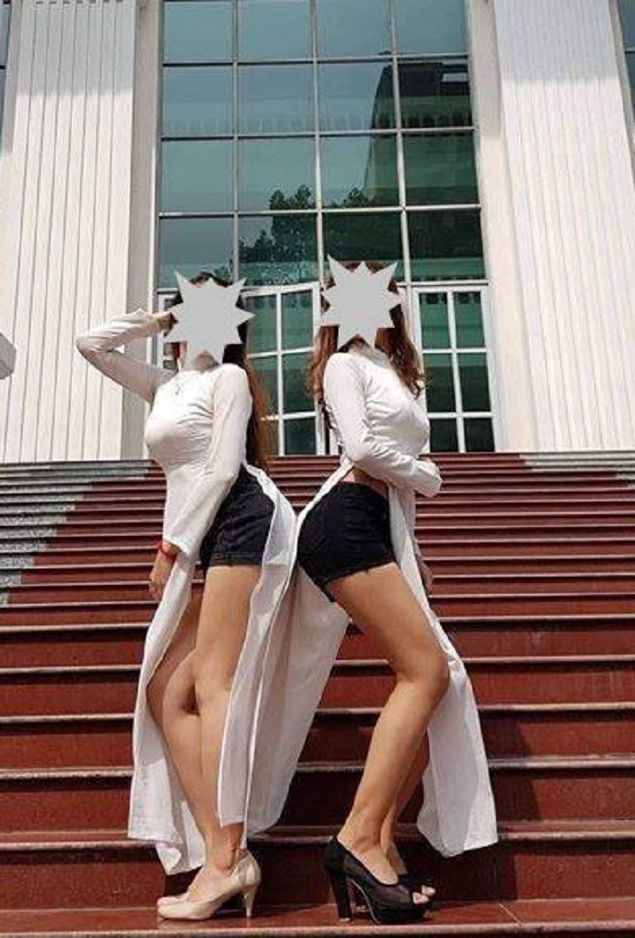 Hình ảnh của hai nữ sinh Đại học Sư Phạm Thành phố Hồ Chí Minh bị dư luận ném đá Hình ảnh của hai nữ sinh Đại học Sư Phạm Thành phố Hồ Chí Minh bị dư luận ném đá
