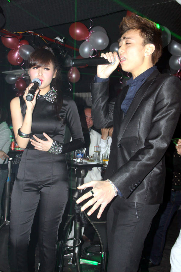 Sau phần giao lưu, một bạn khán giả đã may mắn được mời lên sân khấu song ca cùng ca sỹ Tâm tít ca khúc Valentine chờ.