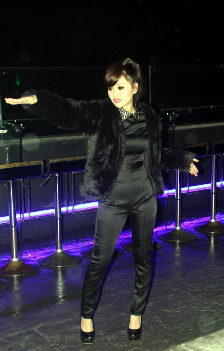 Tâm tít có vẻ hơi căng thằng và cô đã tranh thủ tập lại trước giờ diễn.