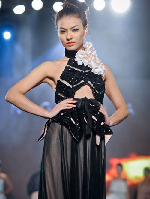 Những kiểu tóc búi đơn giản cũng rất ăn ý với những gương mặt góc cạnh.