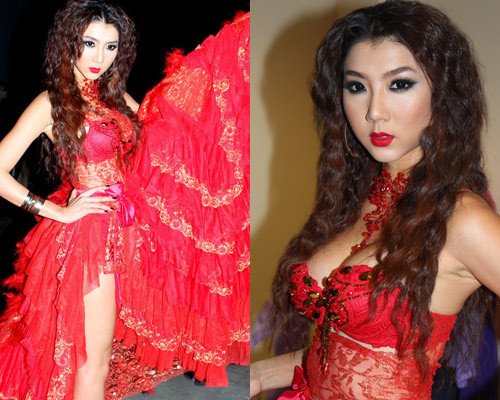 Rất cá tính, hiện đại nhưng hình ảnh Ngọc Quyên kém mềm mại với kiểu đầu này. Cộng thêm tông trang điểm quá đậm khiến siêu mẫu như "ma-nơ-canh". Rất cá tính, hiện đại nhưng hình ảnh Ngọc Quyên kém mềm mại với kiểu đầu này. Cộng thêm tông trang điểm quá đậm khiến siêu mẫu như "ma-nơ-canh".