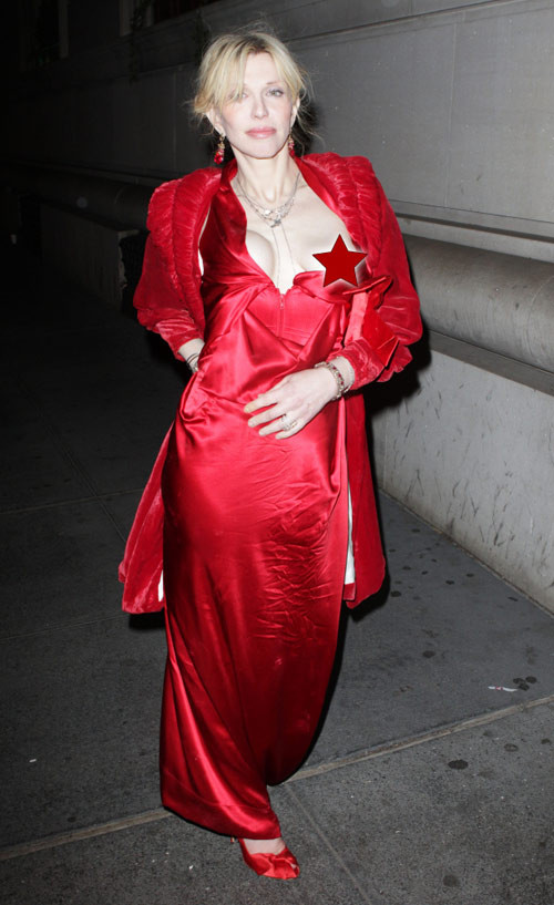 Nữ ca sĩ Courtney Love làm lộ vòng 1 xập xệ. Việc sao lộ hàng diễn ra ngày một nhiều khiến công chúng bội thực