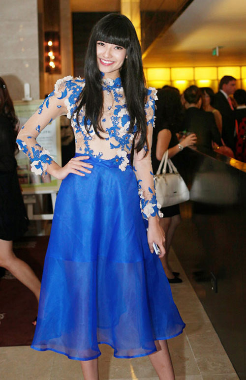 Đôi khi cô cũng đổi sang kiểu mái bằng hiện đại và kẻ mắt đậm để làm điểm nhấn cho gương mặt.