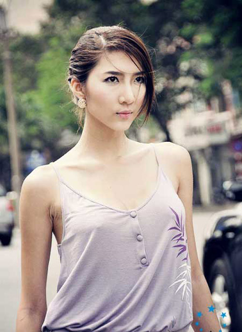 Chiếc cằm của cô người mẫu này mỗi ngày một nhọn hoắt Chiếc cằm của cô người mẫu này mỗi ngày một nhọn hoắt