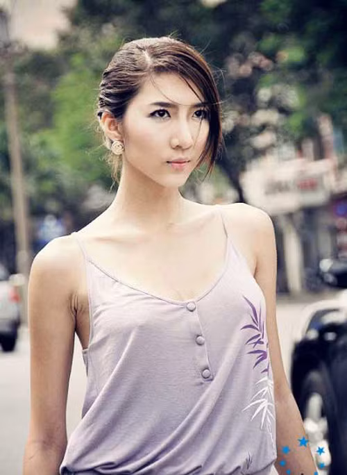 Chiếc cằm của cô người mẫu này mỗi ngày một nhọn hoắt