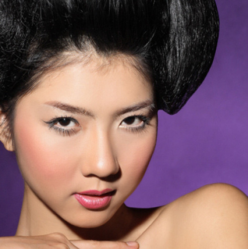 Chiếc cằm của Ngọc Quyên gọn gàng hơn trông thấy... Chiếc cằm của Ngọc Quyên gọn gàng hơn trông thấy...