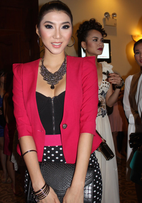 Cộng thêm với lối trang điểm đậm đà, màu mè, dung nhan của 'mẫu nude bảo vệ môi trường' càng trở nên 'đáng sợ' Cộng thêm với lối trang điểm đậm đà, màu mè, dung nhan của 'mẫu nude bảo vệ môi trường' càng trở nên 'đáng sợ'