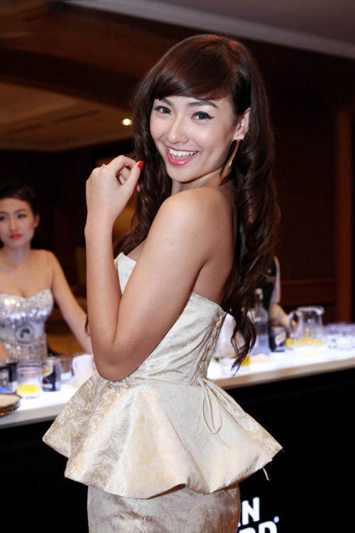 Uốn nhẹ phần đuôi tóc và kết hợp cùng mái bằng chéo giúp chân dài khoe trọn gương mặt gợi cảm.