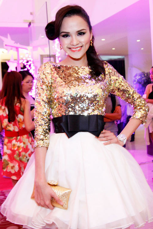 Diễm Hương rạng rỡ với khuôn mặt xinh xắn nhưng tóc mái dùng quá nhiều gel tạo kiểu khiến cô trở nên kém mềm mại.