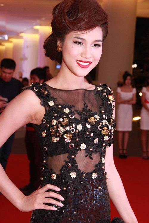 Người mẫu Kim Dung lộ gương mặt nặng nề, già hơn tuổi với kiểu tóc này.