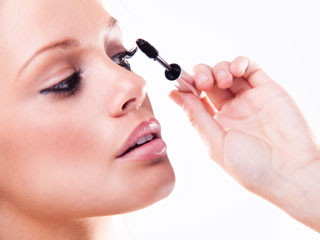 Mắt dễ bị nhiễm trùng khi dùng mascara quá hạn sử dụng - Ảnh: Shutterstock