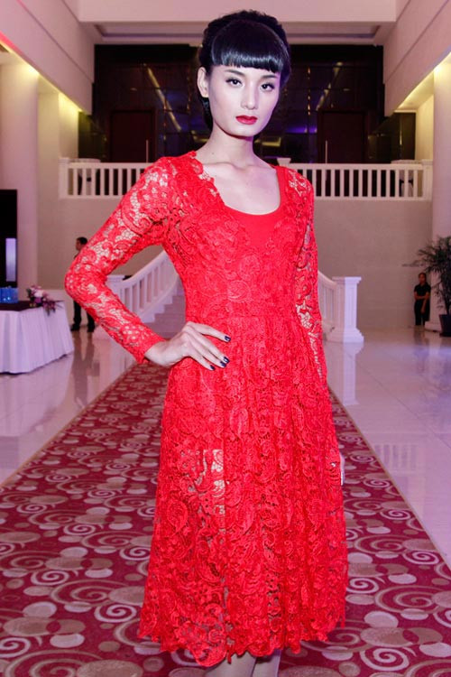 Lê Thúy nữ tính và thanh lịch với tóc vấn kết hợp cùng mái bằng.