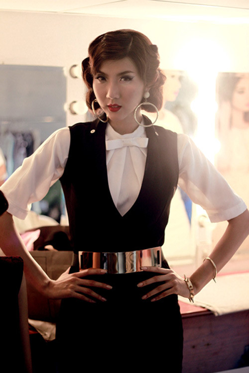 Tóc xoăn ngắn cổ điển Xoăn ngắn dùng nhiều gel tạo kiểu đã khiến Ngọc Quyên trở nên cứng đơ, vô hồn. Cộng thêm cách trang điểm cầu kỳ không làm nổi bật lên nét sang trọng, quý phái mà chỉ khiến cô già nua, cứng nhắc. Một trong những mái tóc giả "dìm hàng" Ngọc Quyên. Tóc xoăn ngắn cổ điển Xoăn ngắn dùng nhiều gel tạo kiểu đã khiến Ngọc Quyên trở nên cứng đơ, vô hồn. Cộng thêm cách trang điểm cầu kỳ không làm nổi bật lên nét sang trọng, quý phái mà chỉ khiến cô già nua, cứng nhắc. Một trong những mái tóc giả "dìm hàng" Ngọc Quyên.