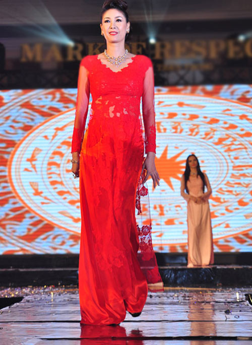 Hoa hậu Hà Kiều Anh lộ rõ trán trơ bóng và khuôn mặt dài với kiểu tóc cuộn lên tận đỉnh đầu.