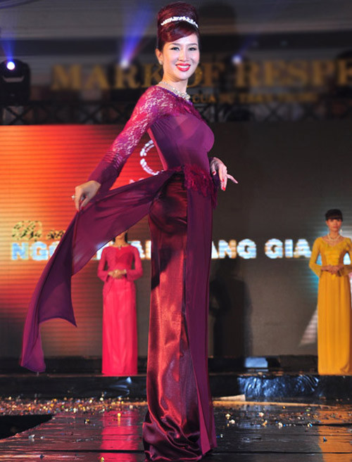 Thời gian gần đây, cô thiên về xu hướng cầu kỳ nên làm mất đi nét trẻ trung, quyến rũ thường ngày.