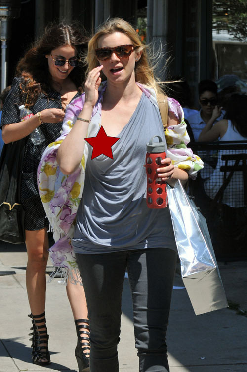 Amy Smart lộ vòng 1 trên phố