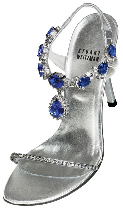 Sandal cao gót màu bạc của Stuart Weitzman được trang trí với 28 carat kim cương ở phần quai phía trên, còn phần quai dưới quanh cổ chân được gắn 185 carat đá Tanzanite quý hiếm từ châu Phi. Đôi giầy này có giá 2 triệu USD (tương đương 41 tỷ đồng). Sandal cao gót màu bạc của Stuart Weitzman được trang trí với 28 carat kim cương ở phần quai phía trên, còn phần quai dưới quanh cổ chân được gắn 185 carat đá Tanzanite quý hiếm từ châu Phi. Đôi giầy này có giá 2 triệu USD (tương đương 41 tỷ đồng).
