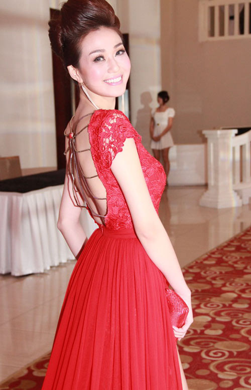 Nhiều ý kiến cho rằng, Khánh My rất cầu toàn, chỉn chu nhưng thiếu sự sành điệu, tinh tế.