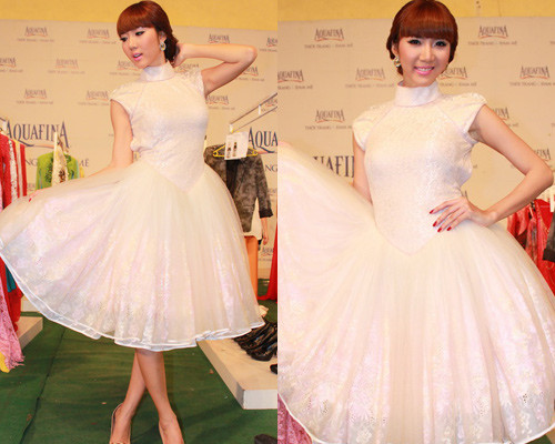 Cô biến tấu thành tóc vấn xinh xắn như búp bê. Cô biến tấu thành tóc vấn xinh xắn như búp bê.